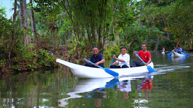 Tempat wisata Pacitan, Bupati mendayung perahu di Kali Barong. (Foto: Pekathik Kadipaten)