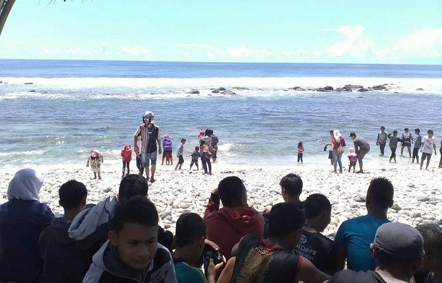 Wisatawan memadati obyek wisata Pantai Pidakan. (Foto: Galih Wahyu Aji)