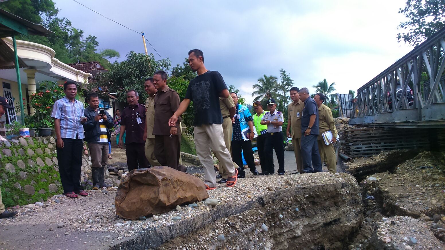 Bupati Pacitan bersama dinas terkait membicarakan relokasi jalur amblas di Gemaharjo, Tegalombo. (Foto: Rakhmad Adi Mandego/Info Pacitan)