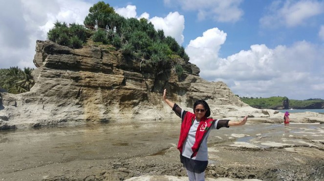 Siti Ramlah ABdullah, istri PJ Bupati Pacitan menikmati keindahan pantai Klayar. (Foto: Facebook)