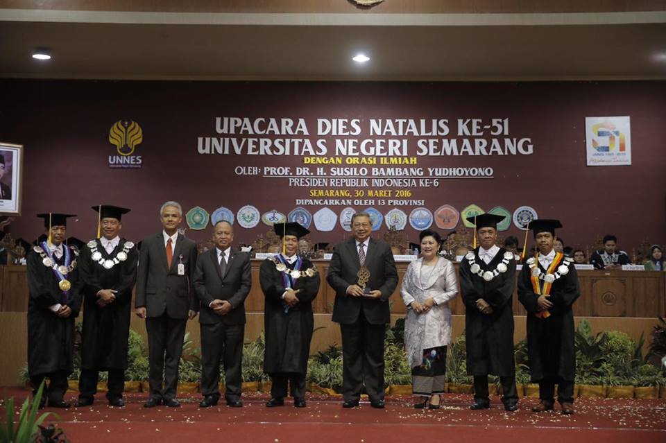 SBY menerima penghargaan anugerah konservasi dari Unnes. (Foto: FB SBY)