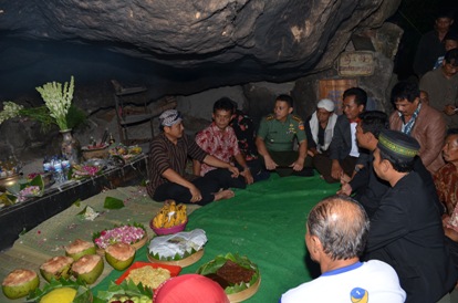 Ritual sedekah bumi di Kahyangan. (Foto: Wonogiri.kab.go.id)