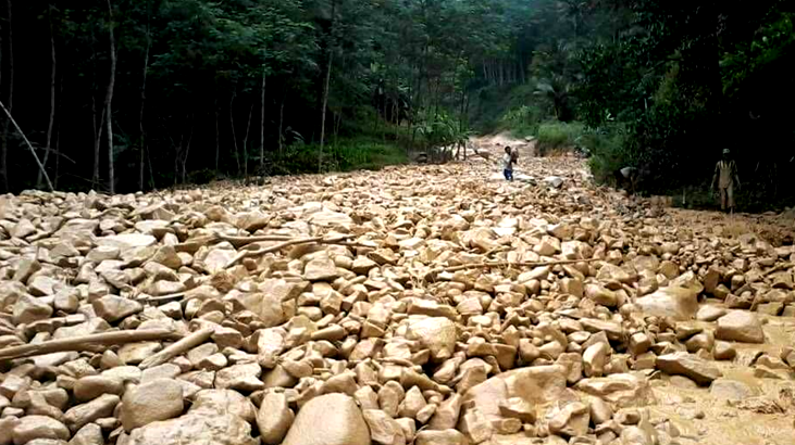 Banjir bandang dan bebatuan di Pacitan. (Foto: Anaz Mst/Pegion Potography)