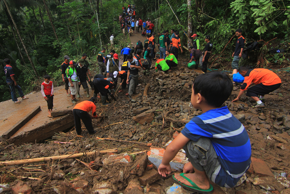 Proses evakuasi bencana tanah longsor di Banjarnegara. (Foto: Pratama Widodo/Banjarnegara)