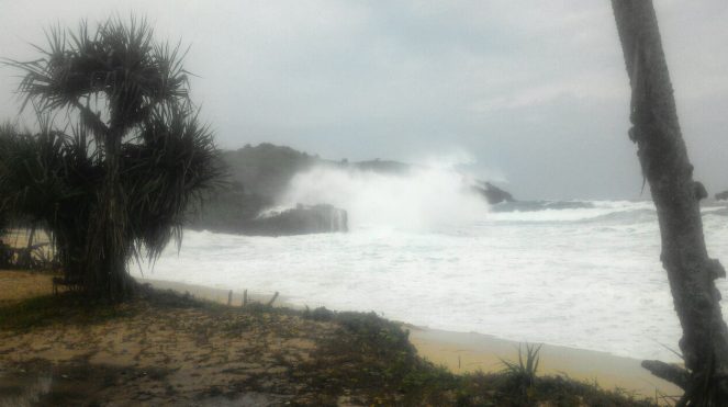 Gelombang tinggi di pantai Srau. (Foto: Info Pacitan)