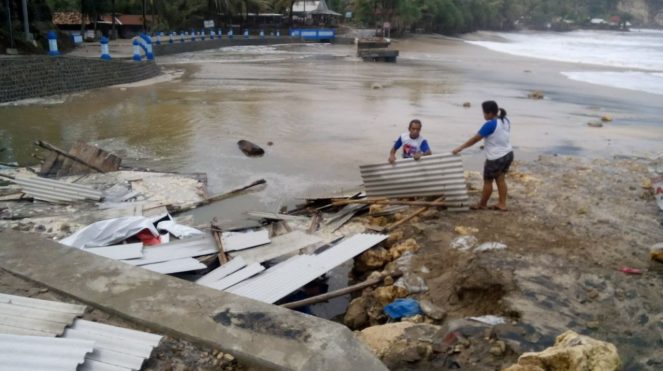 Warung milik warga di Pantai Klayar hancur diterjang gelombang pasang.
