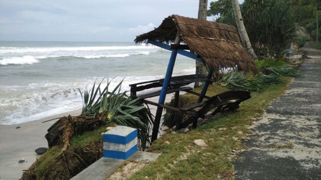 Sebuah pos di Pantai Pidakan diterjang ombak. (FOto: Eko RD)