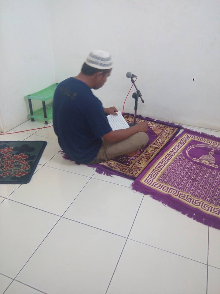 Seorang pengunjung sedang membaca Al-Quran di mushola SPBU Arjosari. (Foto: J Riady)