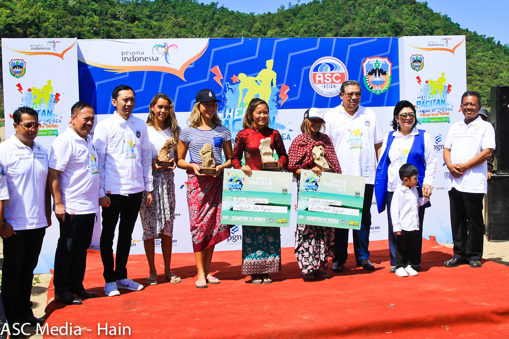SBY bersama para pemenang lomba surfing divisi wanita. (Foto: ASC Media-Hain/Pemburu Ombak)