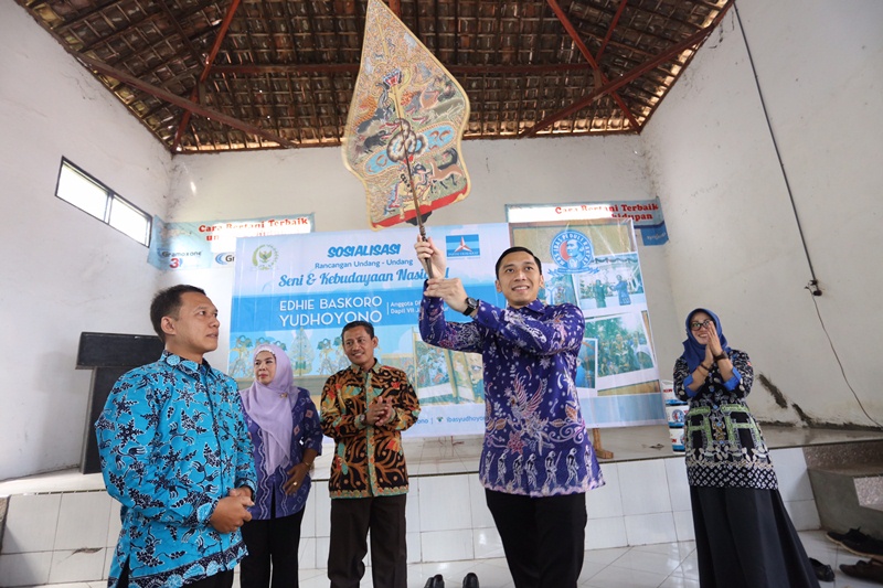 Edhie Baskoro Yudhoyono, melakukan sosialisasi Rancangan Undang-Undang (RUU) Kebudayaan di Aula Kantor Desa Jambangan, Kecamatan Paron, Kabupaten Ngawi, Jawa Timur, Rabu (10/9/2016)