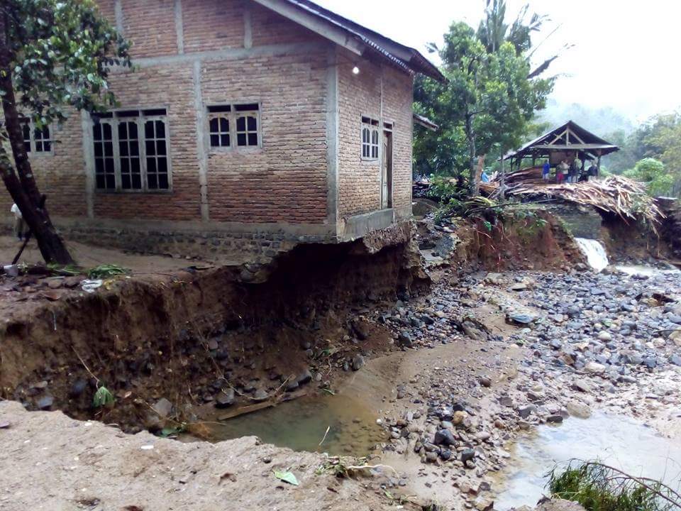Air bah sungai Grindulu nyaris hanyutkan rumah warga. (Foto: Info Pacitan)