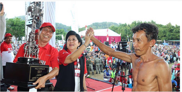 Ani Yudhoyono menyerahkan piala bergilir SBY kepada tim kebonagung. (Foto: Ani Yudhoyono)