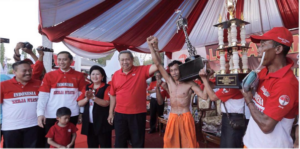 SBY bersama Ani Yudhoyono bersama juara lomba Penekan Pucang di Pacitan. (Foto: Ani Yudhoyono)