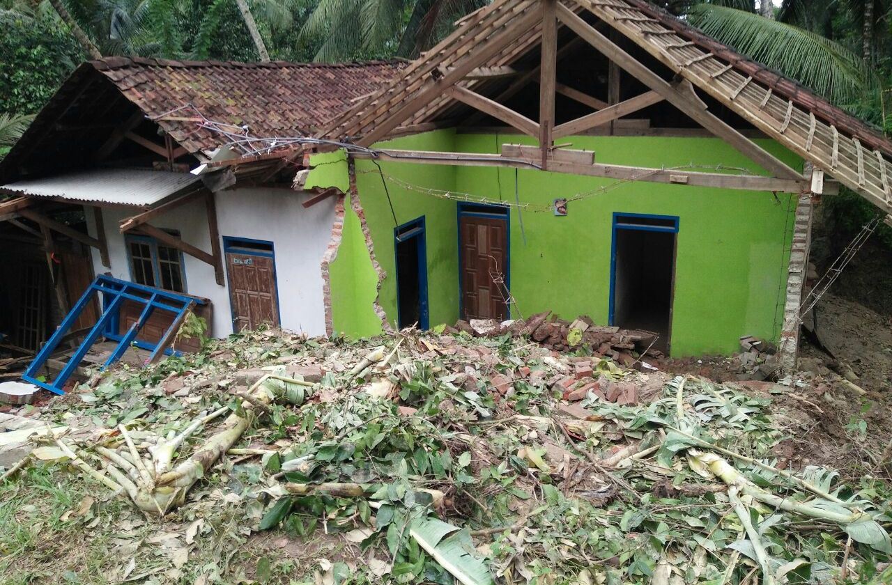 Bencana tanah longsor meratakan rumah warga di Kebonagung. (Foto: Guntur)