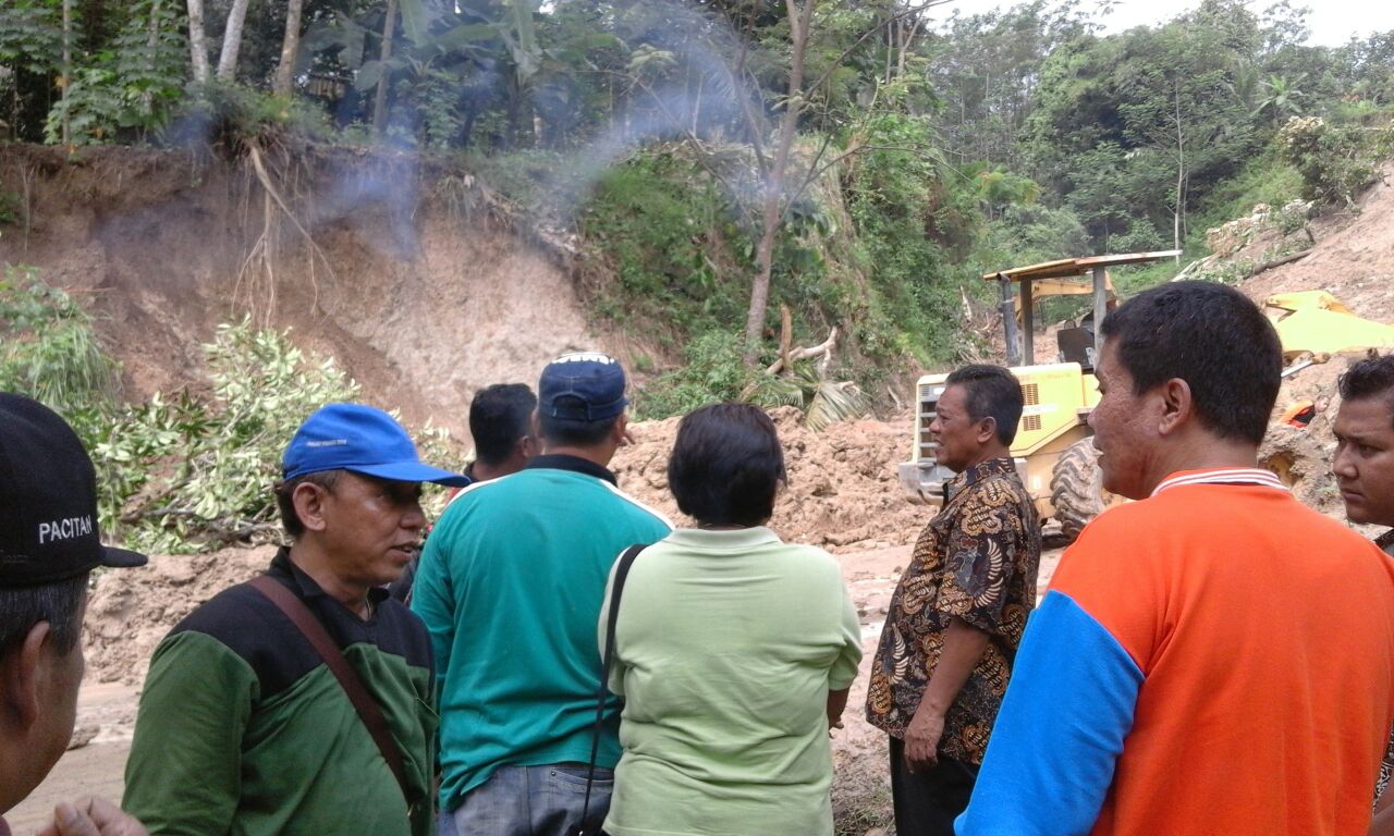 Bupati Pacitan (Batik Coklat) mengunjungi lokasi longsor di Desa Gawang. (Foto: Info Pacitan)