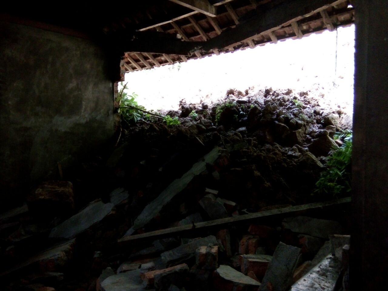 Rumah Suwarno rusak diterjang longsor.