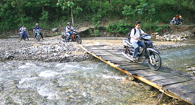 -INISIATIF WARGA: Jembatan darurat di Dusun Kedunggrombyang, Desa Kedungbendo, Kecamatan Arjosari, Pacitan hanya bisa dilewati pejalan kaki dan kendaraan roda dua. (FOTO: MUHAMAD BUDI/RADAR PACITAN/JPG)