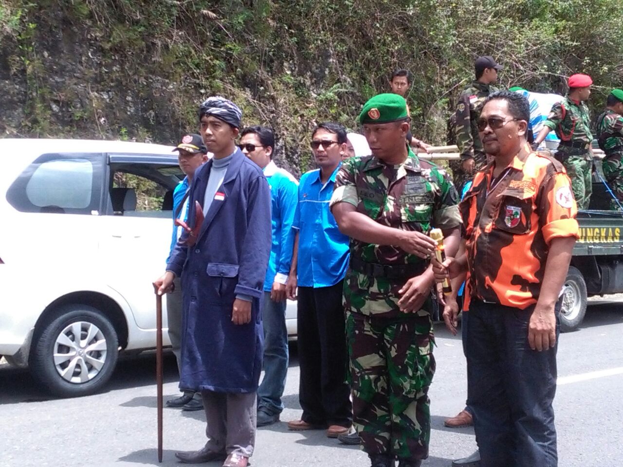 SEMANGAT HARI PEMUDA. Ketua KNPI Pacitan bersama peserta menggelar kirab replika tandu Jenderal Soedirman. (Foto: Wasi Prayitno)