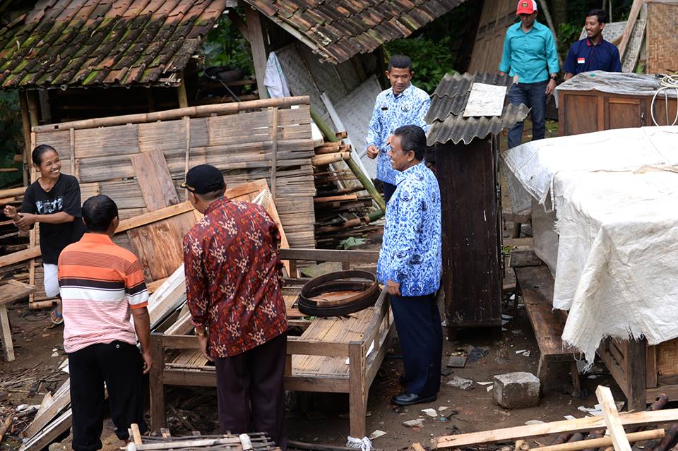 Indartato saat menemui korban longsor di Desa Sempu, Nawangan. (Foto: Doc Info Pacitan)