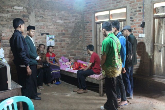 Komunitas mahasiswa PMII, BEM STAINU, IPPNU saat berkunjung ke rumah Agung. (Foto: Pachenews)