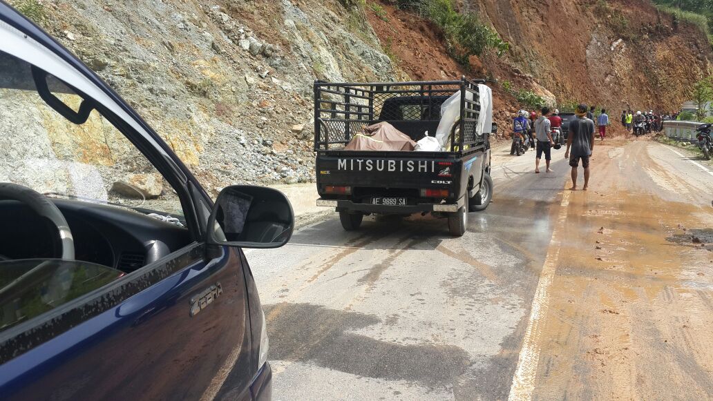 Kendaraan mengalami ketersendatan di titik longsor di Tegalombo, Selasa (15/11/2016).