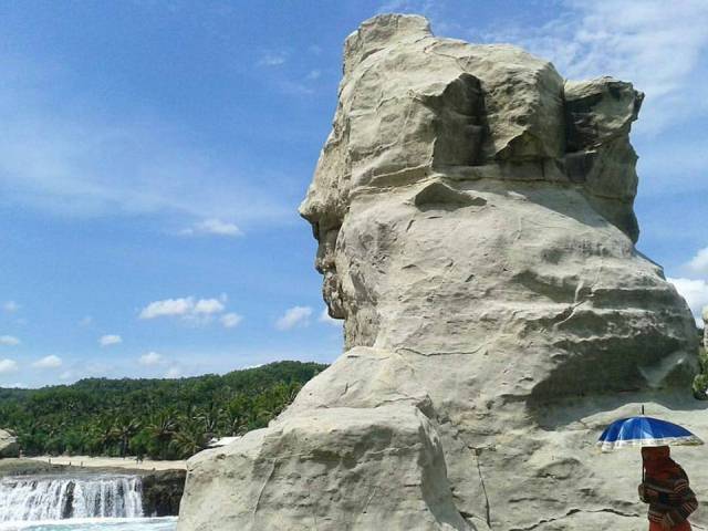 Hasil gambar untuk batu karang sphinx di pantai klayar