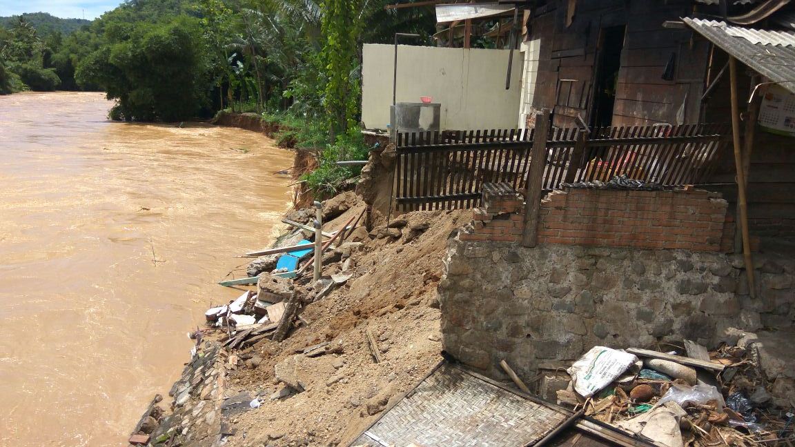 Toilet warung makan milik Sumiarsih ambrol terbawa arus banjir Grindulu. (Foto: Info Pacitan)