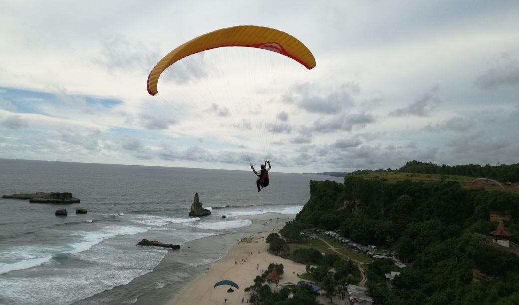 Serunya Sensasi Paralayang Dari Atas Pantai Buyutan Pacitan