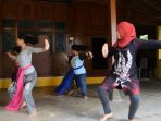 Deasy-mengajar-Pelem