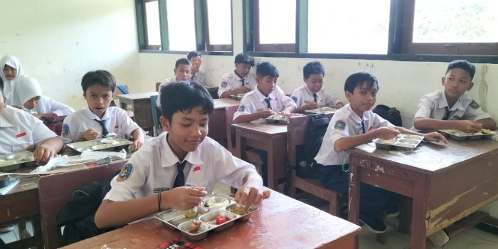 Siswa SMPN di Tulakan, Pacitan, tampak antusias menikmati hidangan dari Program Makan Bergizi Gratis (MBG) di lingkungan sekolah.