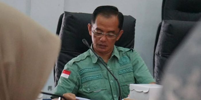 Ketua Komisi II DPRD Pacitan Rudi Handoko mengenakan pakaian adat beskap saat menghadiri peringatan Hari Jadi ke-281 Kabupaten Pacitan di Pendopo.