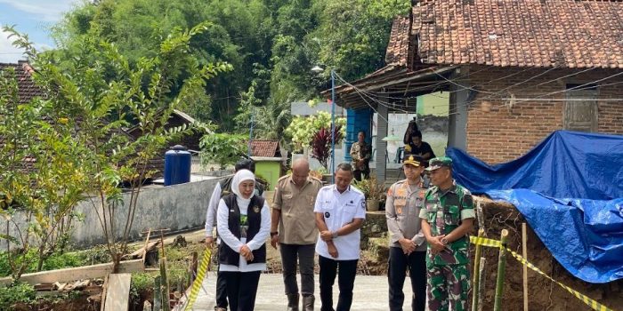 Gubernur Jawa Timur Khofifah Indar Parawansa mengamati detail konstruksi Jembatan Dusun Tambaan di Desa Tambakrejo