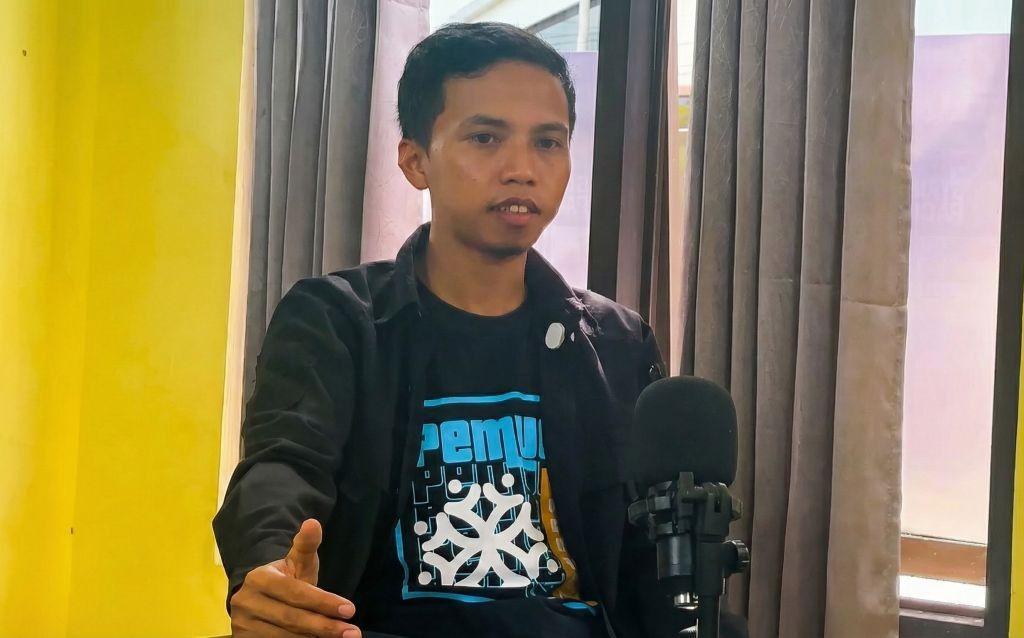 Anggota Pacitan Speleology Society (PSS), Aziz Pratoko saat memaparkan data terbaru jumlah gua di Pacitan dalam program podcast Kertas Kosong