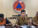 Kepala Pelaksana BPBD Pacitan, Erwin Andriatmoko (tengah), memberikan keterangan pers mengenai gempabumi didampingi pejabat BPBD lainnya di kantor BPBD Pacitan, Selasa (27/1/2026). Latar belakang menunjukkan logo BPBD Kabupaten Pacitan.