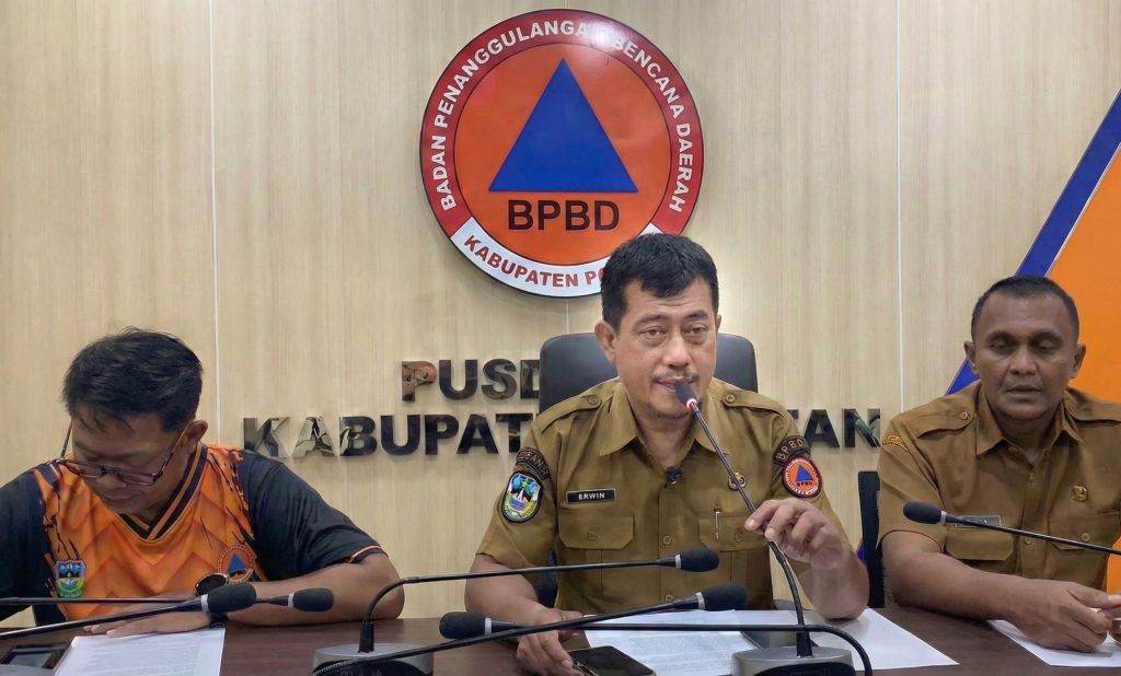 Kepala Pelaksana BPBD Pacitan, Erwin Andriatmoko (tengah), memberikan keterangan pers mengenai gempabumi didampingi pejabat BPBD lainnya di kantor BPBD Pacitan, Selasa (27/1/2026). Latar belakang menunjukkan logo BPBD Kabupaten Pacitan.