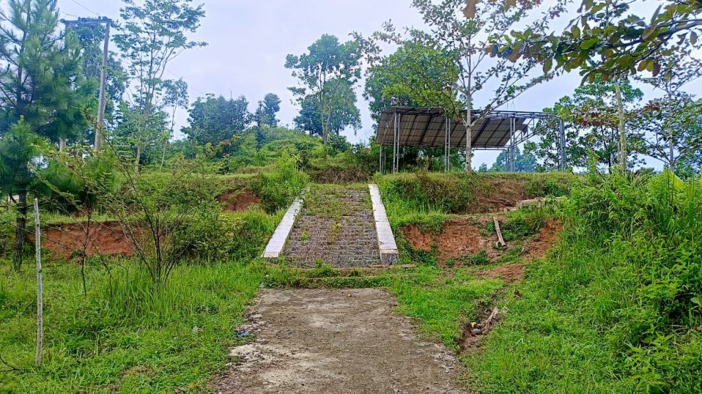 Pemandangan fasilitas wisata Bukit Cakrawala di Desa Kasihan, Tegalombo, Pacitan yang terlihat sepi, tidak terawat, dan ditumbuhi semak belukar pada awal Januari 2026.