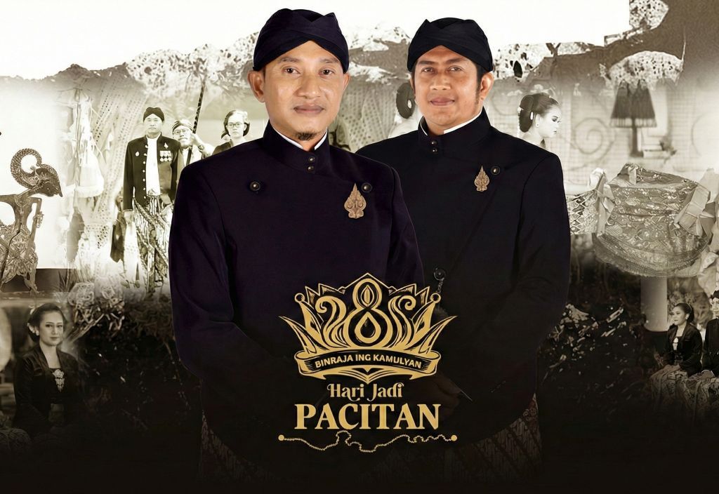 Foto resmi Bupati dan Wakil Bupati Pacitan mengenakan pakaian adat beskap hitam dan blangkon, berdiri di belakang logo emas besar bertuliskan "Hari Jadi PACITAN ke-281 Binraja Ing Kamulyan". Latar belakang gambar adalah kolase bernuansa sepia yang menampilkan wayang kulit, foto tokoh-tokoh sejarah, dan suasana tradisional Pacitan.