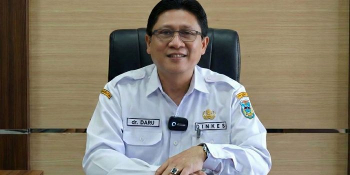 Kepala Dinas Kesehatan (Kadinkes) Kabupaten Pacitan, dr. Daru Mustikoaji, mengenakan seragam dinas putih di ruang kerjanya.