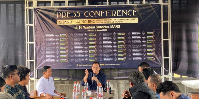 Dokter Warkim Sutarto sedang memberikan keterangan pers terkait peluncuran buku autobiografi dan program kesehatan Pacitan.