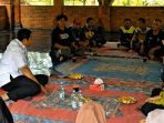 Wakil Bupati Pacitan, Gagarin, duduk lesehan di pendopo kayu saat berdialog santai dengan komunitas warga pengelola Watumejo Mangrove Park mengenai integrasi konservasi alam dan ekonomi kreatif.