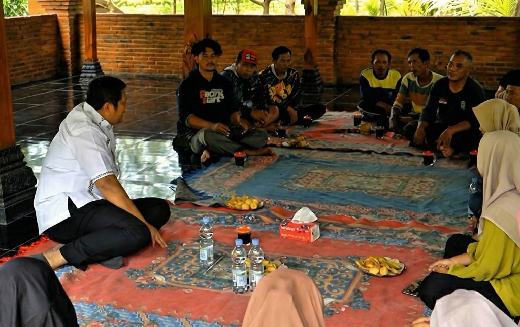 Wakil Bupati Pacitan, Gagarin, duduk lesehan di pendopo kayu saat berdialog santai dengan komunitas warga pengelola Watumejo Mangrove Park mengenai integrasi konservasi alam dan ekonomi kreatif.