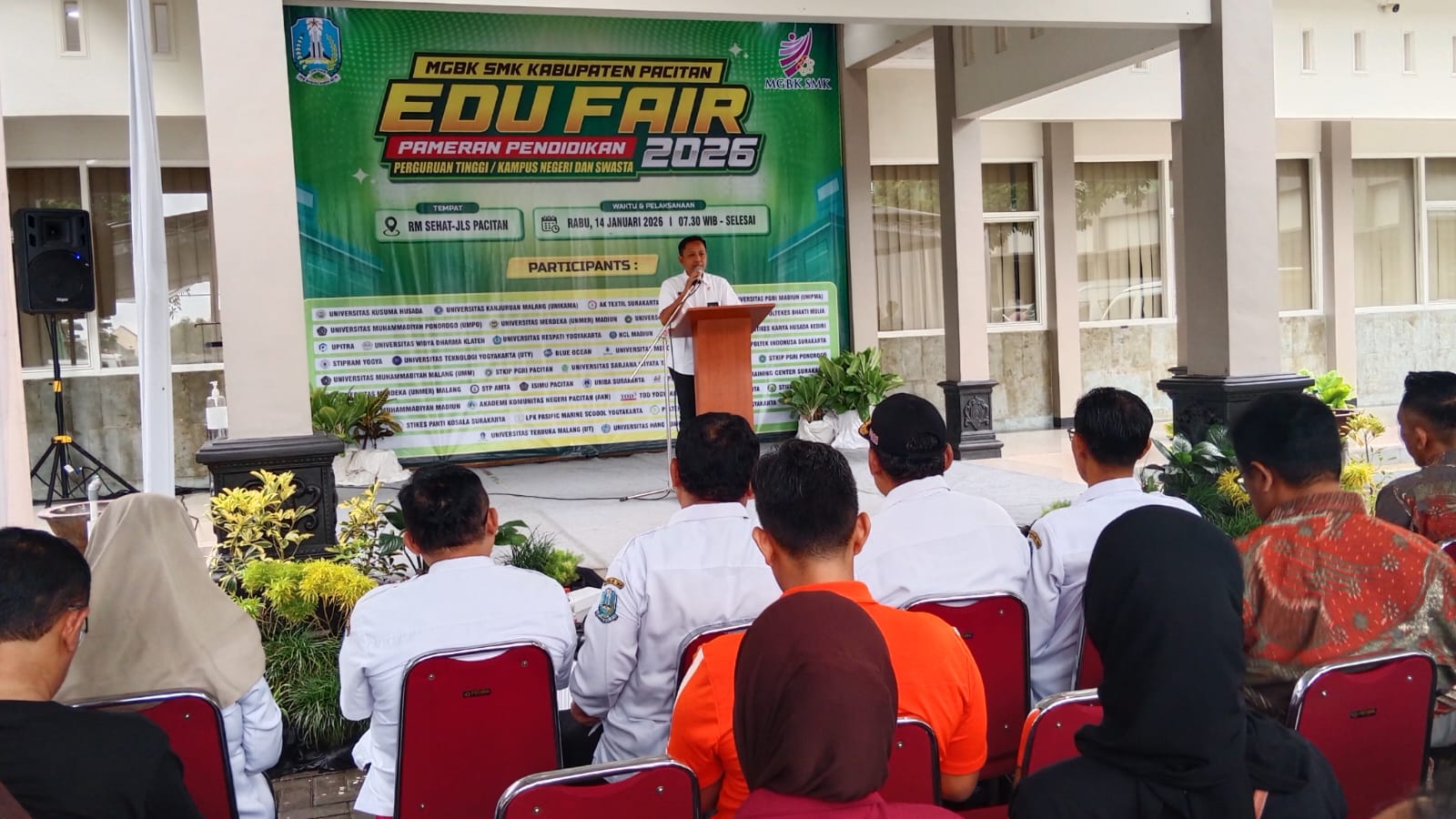 Kepala Cabang Dinas Pendidikan (Kacabdin) Jatim Wilayah Pacitan, Sasmito Pribadi, memberikan sambutan dalam pembukaan Edu Fair 2026 atau Pameran Pendidikan yang digelar MGBK SMK Kabupaten Pacitan