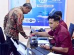 Bupati Pacitan Indrata Nur Bayuaji mengenakan batik saat meninjau layanan perekaman biometrik Adminduk di Mal Pelayanan Publik (MPP) Pacitan.