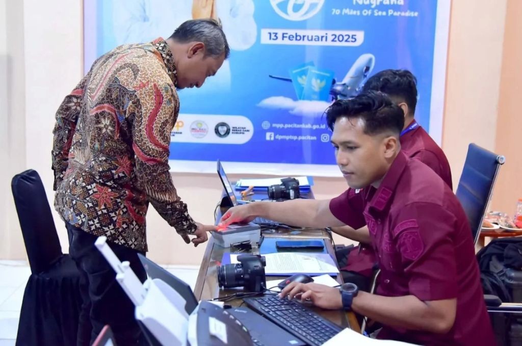 Bupati Pacitan Indrata Nur Bayuaji mengenakan batik saat meninjau layanan perekaman biometrik Adminduk di Mal Pelayanan Publik (MPP) Pacitan.