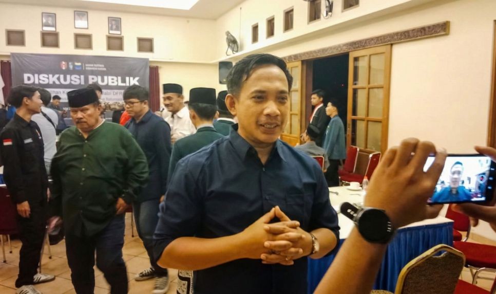 Ketua DPRD Pacitan Arif Setia Budi sedang diwawancarai oleh media menggunakan ponsel pintar usai menjadi narasumber dalam acara diskusi publik mengenai wacana mekanisme Pilkada di Pacitan.