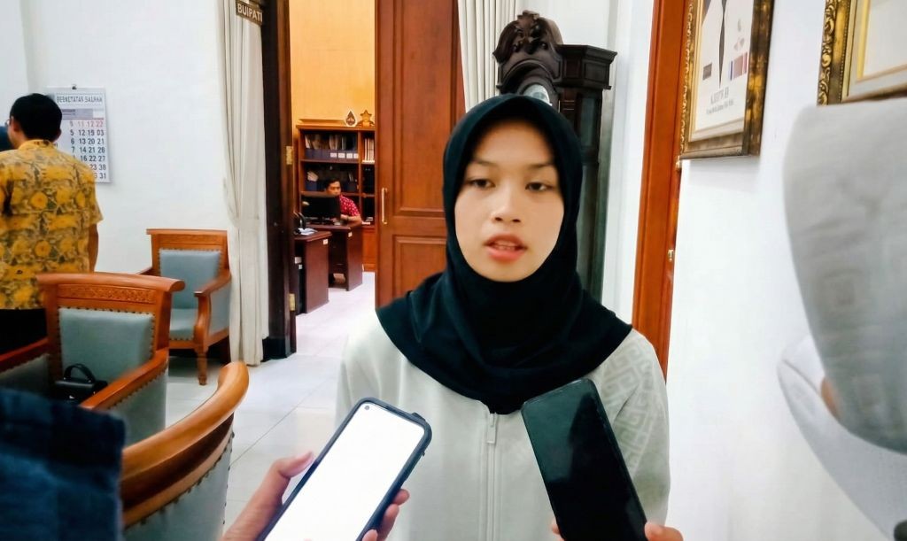 Atlet angkat besi Luluk Diana Tri Wijayana saat diwawancarai wartawan Pacitan.