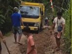 Aksi Swadaya Komunitas Bolo Roda Perbaiki Jalan Pacitan