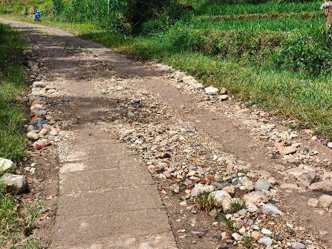 Kondisi jalan berlubang yang telah diperbaiki swadaya di jalur Kalikuning-Gasang Pacitan yang sedang diperbaiki oleh warga secara swadaya.