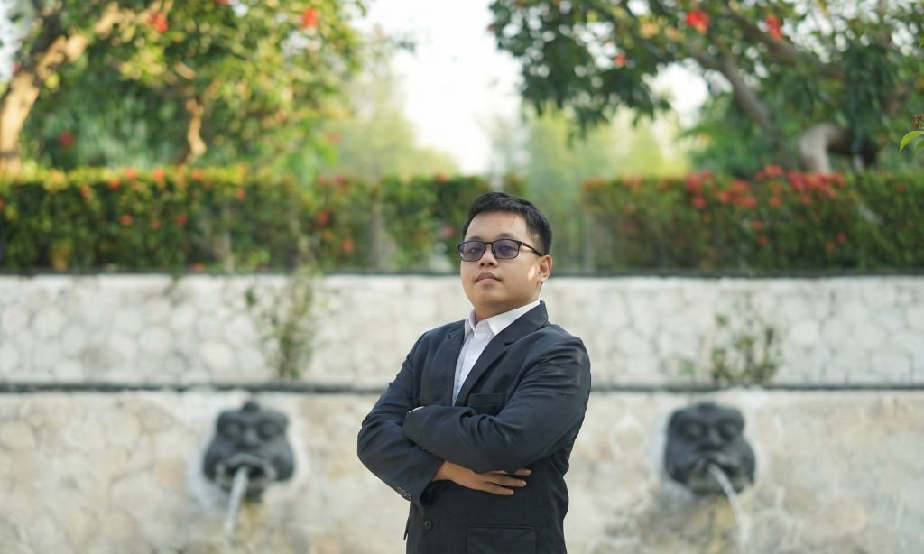 Praktisi Network Engineer, Alfian Ade Faka, sedang memberikan keterangan pers mengenai bahaya keamanan siber dan risiko hukum penggunaan layanan internet ilegal di wilayah Pacitan.