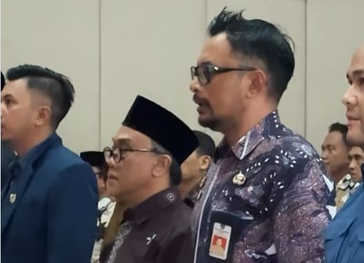 Kepala Dinas Pendidikan Pacitan, Khemal Pandu Pratikna (berkacamata dan memakai batik), berdiri di samping Pengasuh Ponpes Tremas, Kiai Luqman Harist Dimyathi (memakai peci hitam), dalam acara sosialisasi SSN.